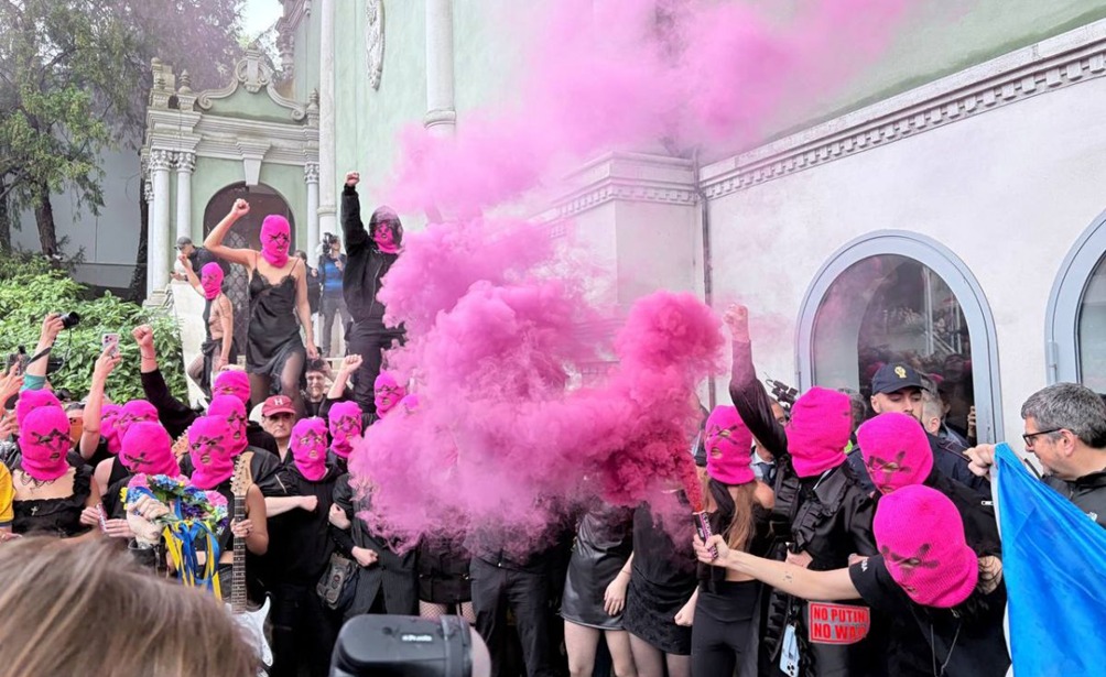 Активістки Pussy Riot і Femen провели акцію біля російського павільйону на Венеційській бієнале
